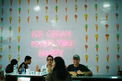 A group of men and women in the ice cream in the restaurant
